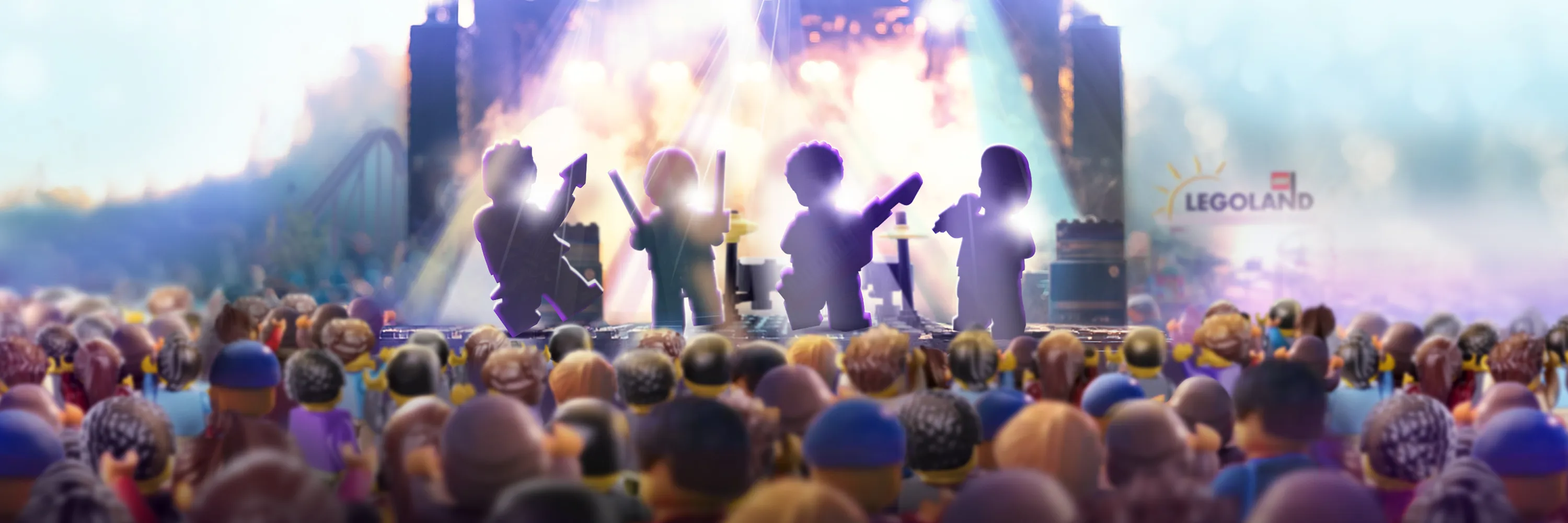 Fyra suddiga LEGO rockstjärnor på upplyst scen med publik som tittar på LEGO Festival