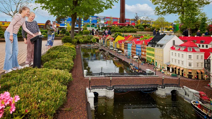 2 barn njuter lyckligt av LEGOLAND® Billund Miniland