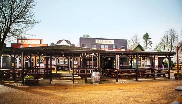 Saloon 1400X800 Web