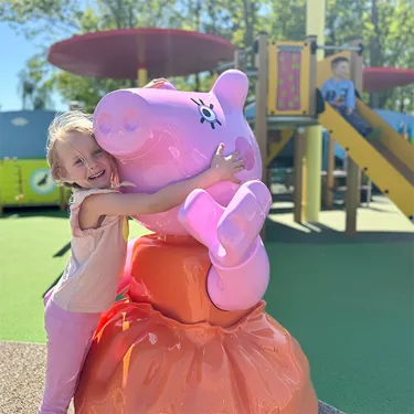 Peppa Pig Hug Legoland Billund 600X600